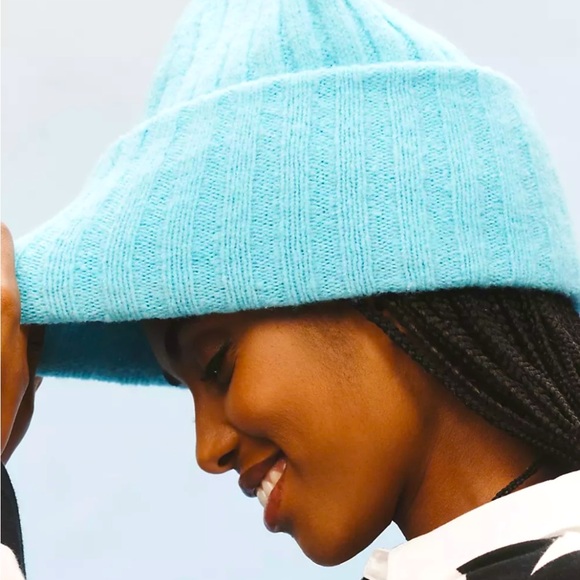 Anthropology Street style beanie. Light blue. - Picture 3 of 4